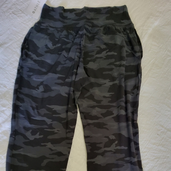 Athleta Salutations Camo Jogger Size Large Tall - Picture 2 of 3